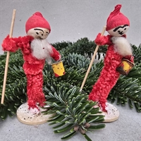 røde-piberenser-nisser-stående-med-stav-lygte-gammelt-julestads